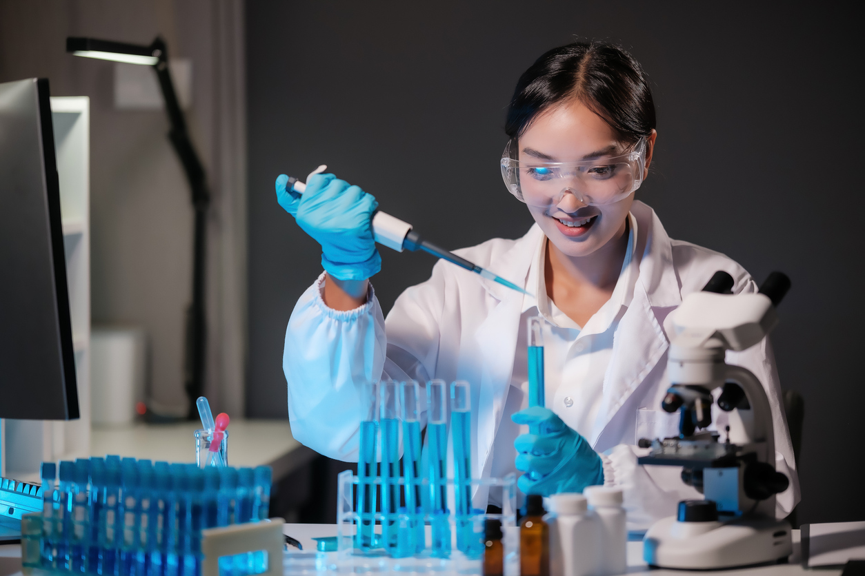 Career Trends To Watch In Canada For 2024 Herzing College   Lab Assistant 